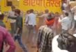 खाद वितरण में अव्यवस्था, किसानों में हाथापाई, वीडियो वायरल