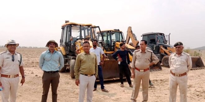 15 साल से 200 बीघा जमीन पर शेरा सरदार कर रहा था खेती प्रशासन ने हटाया अतिक्रमण