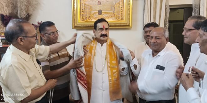 पवित्र सोनागिर मंदिर प्रबंधन ने किया डॉ नरोत्तम मिश्रा का सम्मान*