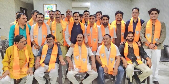 दतिया कांग्रेस को बड़ा झटका : ठाकुर समाज के कई प्रमुख नेताओं ने डॉ नरोत्तम मिश्रा जी की उपस्थिति में थामा भाजपा का दामन*  *क्षेत्र की राजनीति