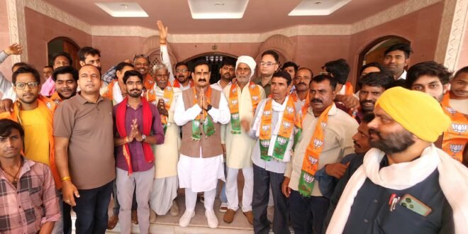 दतिया में भाजपा का बढ़ता कुनबा: राऊरी के पटेल समाज के दर्जनों लोगों ने डॉ नरोत्तम मिश्रा की मौजूदगी में थामा भाजपा का दामन*