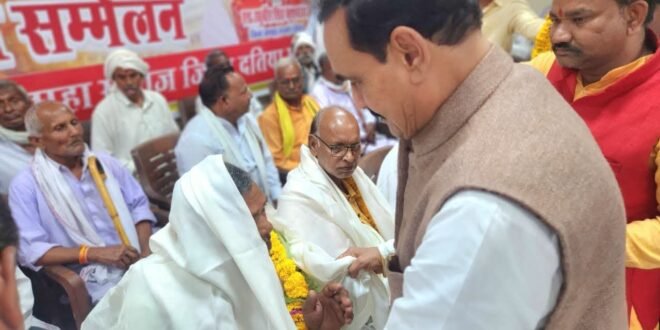 दतिया में कुशवाहा समाज का विशाल कार्यकर्ता सम्मेलन*; *पूर्व गृह मंत्री डॉ. नरोत्तम मिश्रा का हुआ भव्य स्वागत, बोले*— “*कुशवाहा समाज का स्नेह मेरे लिए अमूल्य पूंजी*”‘
