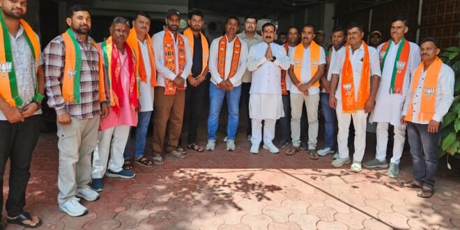 दतिया में भाजपा का बढ़ता कुनबा, भोपाल में कांग्रेस कार्यकर्ताओं सहित दो दर्जन ने ली भाजपा की सदस्यता