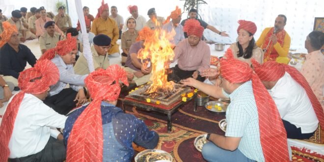 विजयदशमी के अवसर पर पुलिस परेड ग्राउण्ड शिवपुरी में पुलिस अधीक्षक शिवपुरी श्रीमती यांगचेन डोलकर भूटिया एवं जिला कलेक्टर शिवपुरी श्री अर्पित वर्मा की उपस्थिति में अस्त्र-शस्त्र और वाहनों का वैदिक मंत्रोच्चार के साथ पूजन किया गया।