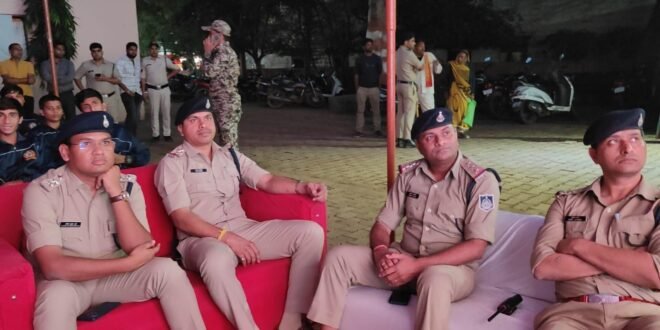 शिवपुरी कोतवाली में सरदार पटेल की जयंती के अवसर पर स्कूली बच्चों सहित पुलिस अधिकारीयों एवं स्टाफ ने देखा ‘एकता परेड’ का लाइव प्रसारण