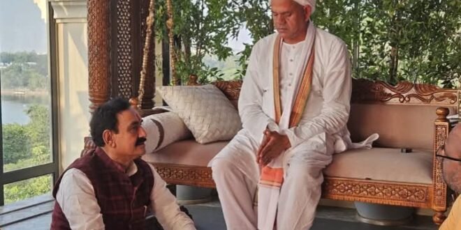 पूर्व गृह मंत्री डॉ. नरोत्तम मिश्रा ने रावतपुरा सरकार से लिया आशीर्वाद
